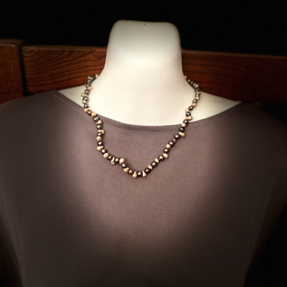 Elegant Gold and Silver Necklace with Interconnected Design